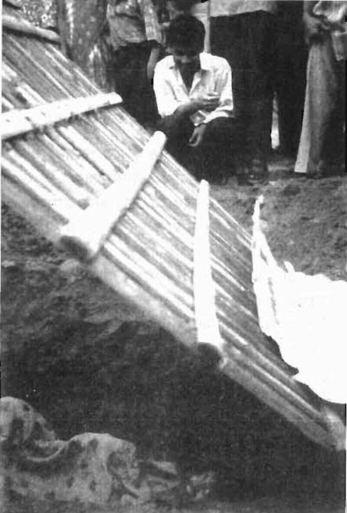 বিদেশী প্রচার মাধ্যমের সামনে ভূ-সমাধি করে দেখাচ্ছেন যুক্তিবাদী সমিতির সদস্য