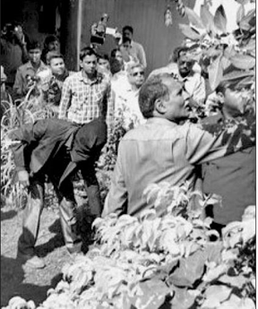 কোথায় পোঁতা রয়েছে বাবা-মার দেহ দেখিয়ে দিচ্ছে অভিযুক্ত