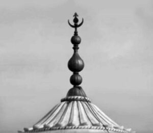 চাঁদ তারা তো আছেই, তার ওপর একটা জলের ঘটে মুড়ে রাখা আম্রপল্লব আর নারকেলও রাখা আছে