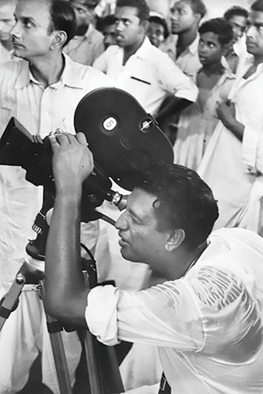 অপরাজিত (১৯৫৬)-র শুটিংয়ে দক্ষ হাতে ক্যামেরা নিয়ন্ত্রণ