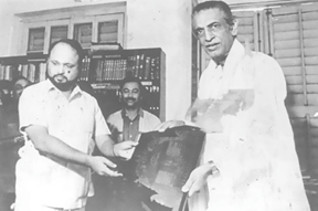 অসমের মুখ্যমন্ত্রী প্রফুল্ল মহন্তের থেকে শ্রীমন্ত শঙ্করদেব পুরস্কার নিচ্ছেন সত্যজিৎ রায়।(১৯৮৯)