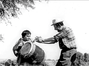 গুপী গাইন বাঘা বাইন (১৯৬৯) ছবির শুটিংয়ে অভিনেতা রবি ঘোষকে নির্দেশ।