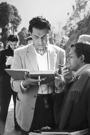 কাঞ্চনজঙ্ঘা (১৯৬২) শুটিংয়ে খেরোর খাতায় চোখ বুলিয়ে নিচ্ছেন