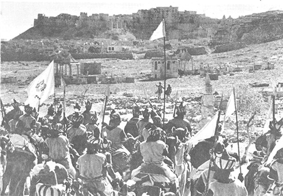 সামনে সৈন্যদল আর দূরে গুপী-বাঘা–‘ওরে হাল্লারাজার সেনা, তোরা যুদ্ধ করে করবি কি তা বল্।