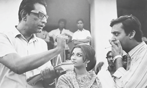 অরণ্যের দিনরাত্রি (১৯৭০) আউটডোরে শর্মিলা ঠাকুর ও সৌমিত্র চট্টোপাধ্যায়কে নির্দেশনারত