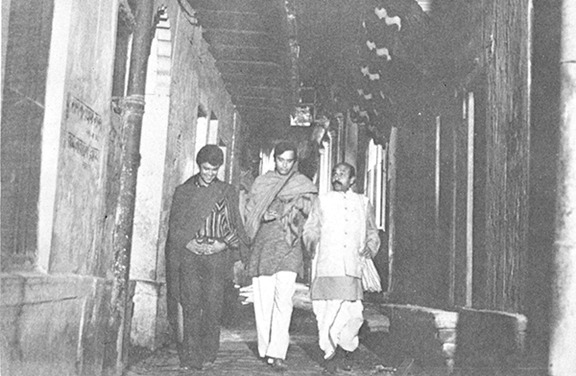 পাঁড়ে হাউলির জনমানবশূন্য থমথমে গলিতে ফেলুদা, তোপ্সে আর লালমোহন।