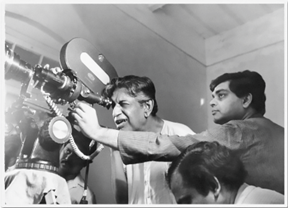 তথ্যচিত্র সুকুমার রায় (১৯৮৭) শুটিংয়ে সত্যজিৎ রায়ের সহকারী পুত্র সন্দীপ রায়।