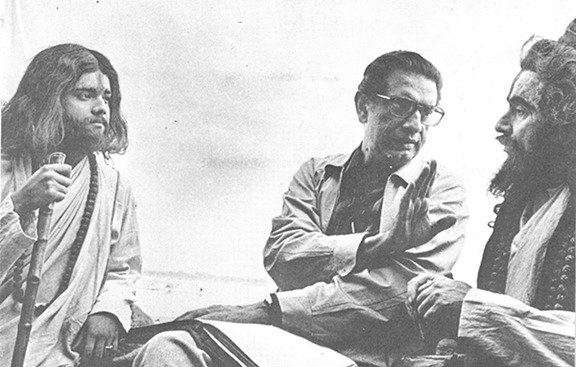 দ্বারভাঙ্গা ঘাটে ছদ্মবেশী তোপ্সে আর লালমোহনকে নির্দেশ দিচ্ছেন পরিচালক।