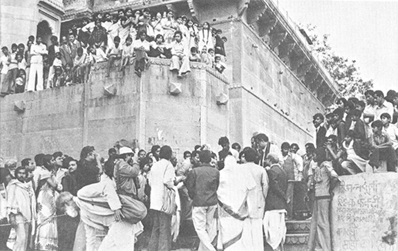 দ্বারভাঙ্গা ঘাটে শুটিং দেখার জন্য ভিড়।