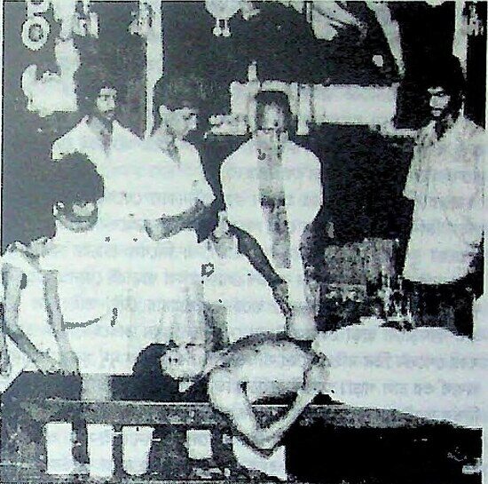 পেট থেকে শিকড় তুলছেন জনৈক পুরোহিত