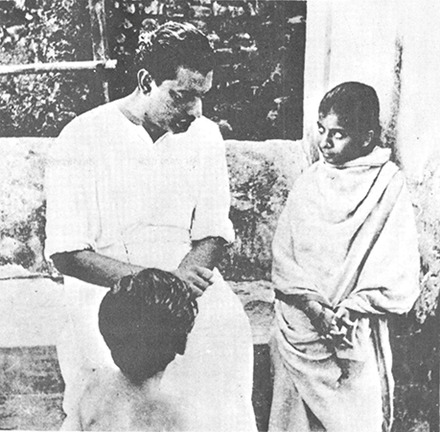 শটের আগে দুজনকে নিয়ে পরিচালক।