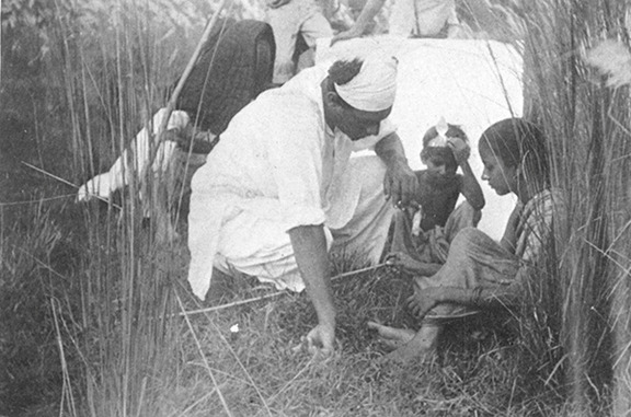 অপুর সঙ্গে আড়াই বছর। কাশবনে দুর্গা ও অপুকে দৃশ্য বুঝিয়ে দিচ্ছেন পরিচালক।