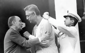 ফরাসি প্রেসিডেন্ট মিতেরঁ-র থেকে লিজিয়ন অব অনার প্রাপ্তি। (১৯৮৯)