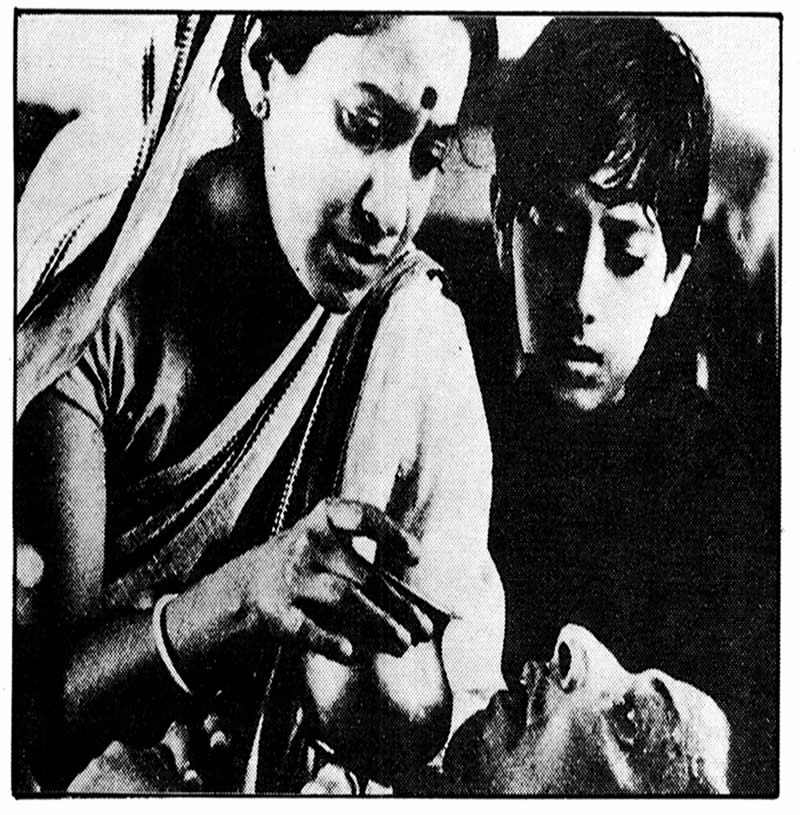 অপরাজিত: হরিহরের মৃত্যুদৃশ্যে সর্বজয়া ও অপু।