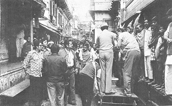 সেই বাজারের আরেক গলিতে পরের একটি শটের তোড়জোড়। রাস্তায় লাইন পাতা…ট্রলির উপর ক্যামেরা।