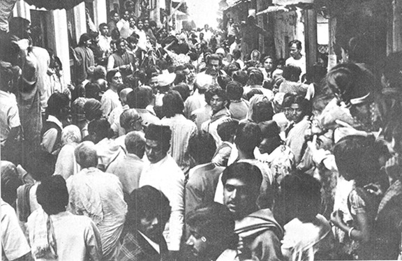 ষাঁড়ের গলিতে ভিড় জমতে আরম্ভ করেছে।