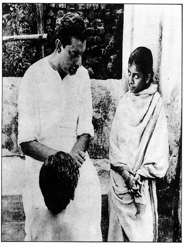 পথের পাঁচালি: দুর্গা ও অপুকে নির্দেশ দিচ্ছেন পরিচালক।