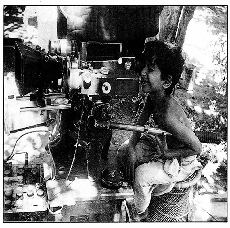 পথের পাঁচালি: শুটিং-এর অবসরে অপুর ক্যামেরা-দর্শন।