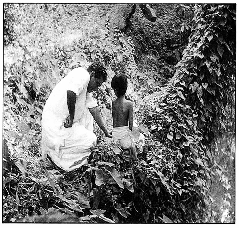 অপুকে নির্দেশ দিচ্ছেন পরিচালক।