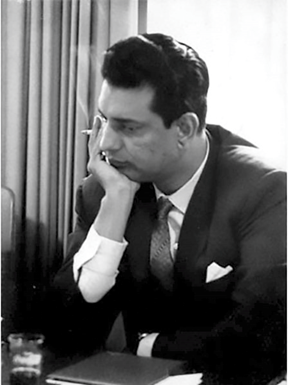 চিন্তামগ্ন সত্যজিতের এই ভঙ্গি অত্যন্ত সুপরিচিত ।