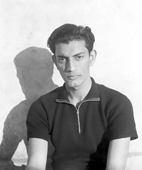 শান্তিনিকেতনের কলাভবনে ছাত্রাবস্থায় সত্যজিৎ রায় (১৯৪১)