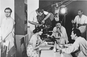 মহানগর (১৯৬৩) ছবির দৃশ্যগ্রহণের প্রস্তুতি: অভিনেতা অনিল চট্টোপাধ্যায়, মাধবী মুখোপাধ্যায় ও আলোকচিত্রী সুব্রত মিত্রর সঙ্গে সত্যজিৎ রায়