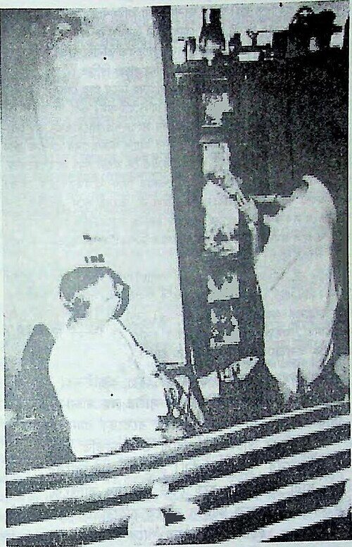 আলমারির কাচ পরীক্ষা করছেন লেখক, চেয়ারে বসে অমিয়শংকর রায়