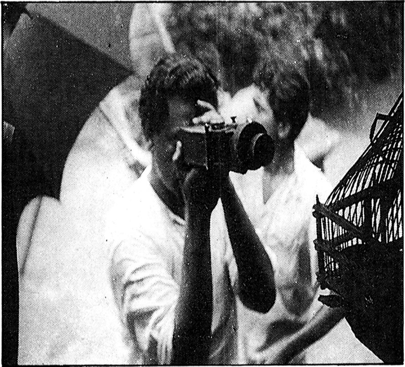 পথের পাঁচালি: পরিচালক মিচেল ক্যামেরার ভিউফাইণ্ডারে শট নিরূপণ করছেন।