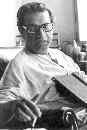 বিশপ লেফ্রয় রোডের বাসভবনে নিজের কাজের জগতে মগ্ন।