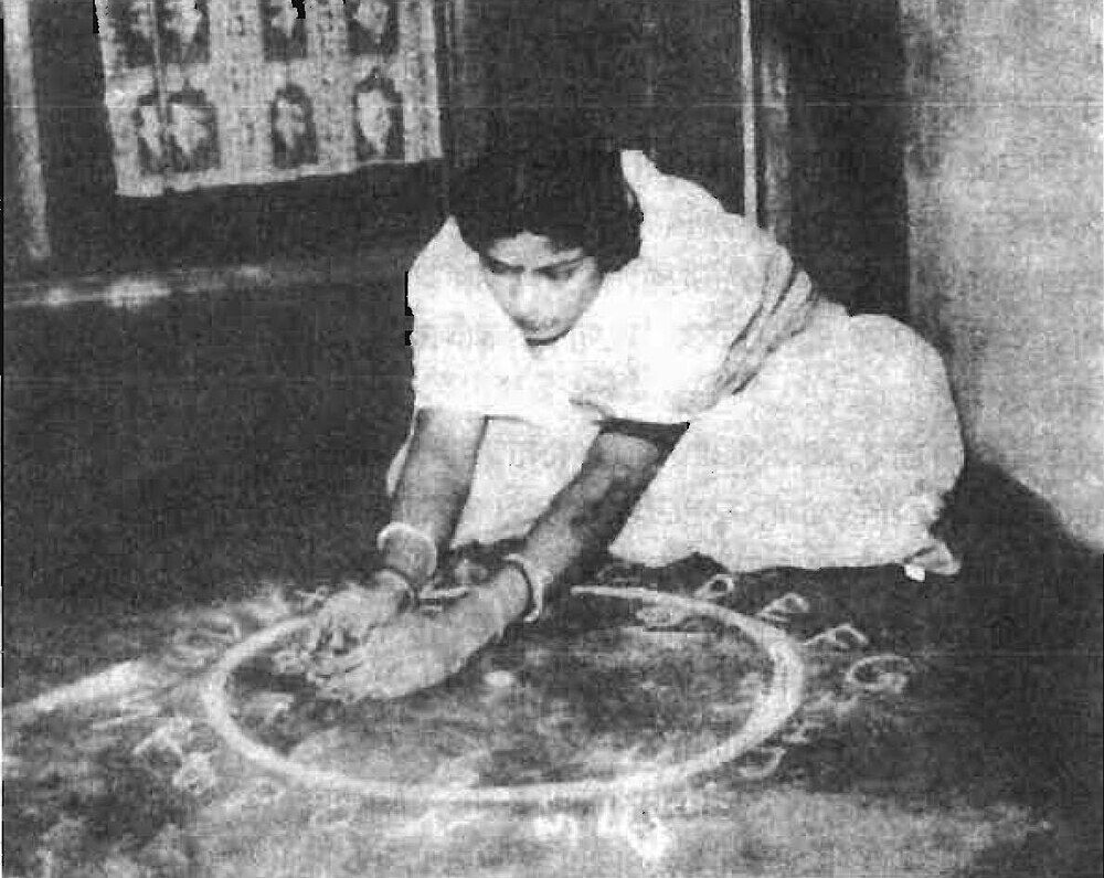 বৃত্ত এঁকে প্ল্যানচেট করা হচ্ছে