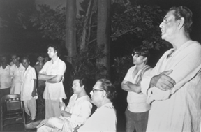 স্টুডিয়োপাড়ায় লোডশেডিং সংক্রান্ত সমস্যা নিয়ে আয়োজিত সভায় বক্তব্য পেশ করছেন সত্যজিৎ রায়। (বাঁদিক থেকে) সৌমিত্র চট্টোপাধ্যায়, উত্তমকুমার, হেমন্ত মুখোপাধ্যায় এবং দিলীপ রায় (১৯৭৮)।