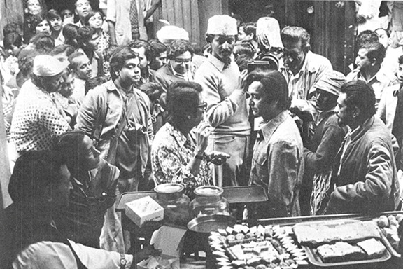 কাশীর ঠঠেরি বাজারের বিখ্যাত মিঠাইয়ের দোকান শ্রীরামভান্ডারের সামনে শুটিং।