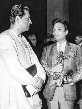 ভরত পুরস্কারের মঞ্চে উত্তমকুমারের সঙ্গে সত্যজিৎ (১৯৬৭)