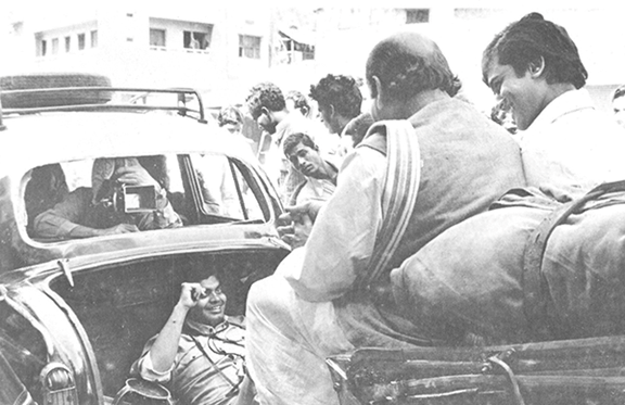 রিক্সাতে লালমোহন আর তোপ্সে। গাড়ির ভিতর ক্যামেরায় চোখ লাগিয়ে পরিচালক।