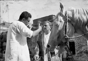 জলসাঘর (১৯৫৮)-এর দৃশ্যগ্রহণের পূর্বে অভিনেতা ছবি বিশ্বাসকে নির্দেশনারত