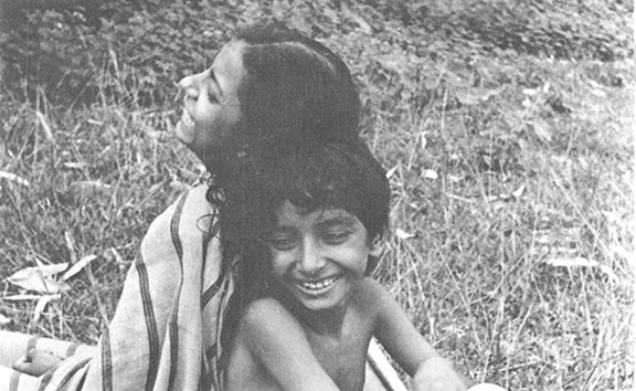 কাজের ফাঁকে ভাই-বোনের আড্ডা।