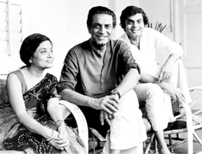 সপরিবার সত্যজিৎ, বিশপ লেফ্রয় রোডের বাড়িতে