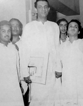 বসুশ্রী প্রেক্ষাগৃহে পথের পাঁচালী (১৯৫৫)-র মুক্তিলাভের পরে / মন্টু বসু, সত্যজিৎ রায় ও পন্ডিত রবিশঙ্কর (বাঁদিক থেকে)।