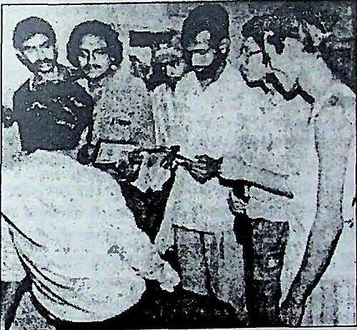 আগরপাড়ায় সদানন্দ দাসের বাড়িতে যুক্তিবাদী সমিতির সদস্যরা। ছবি : অভিজিৎ মুখার্জি, শুক্রবার, ১ মে, ১৯৯৩ আজকাল