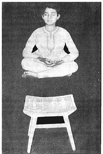 ব্ল্যাক-আর্টের সাহায্যে শূন্যে ভেসে রয়েছে পিনাকী