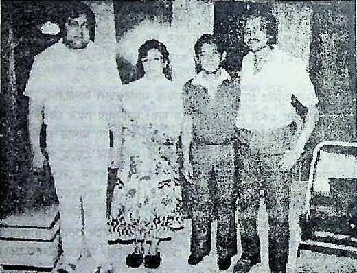 শ্রী ও শ্রীমতী গ্যালার্ডোর দু’পাশে শ্রীআগরওয়ালা ও লেখক