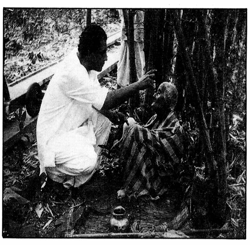 পথের পাঁচালি: ইন্দিরকে নির্দেশ দিচ্ছেন পরিচালক।